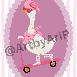 Pu&ograve; includere: Illustrazione di un'oca su un monopattino rosa. L'oca indossa un cappello da cowboy rosa, occhiali da sole, una bandana e stivali. L'immagine &egrave; incorniciata in un ovale rosa su sfondo a righe.