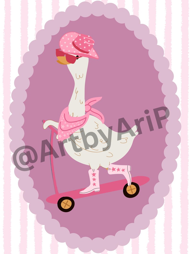 Pu&ograve; includere: Illustrazione di un'oca su un monopattino rosa. L'oca indossa un cappello da cowboy rosa, occhiali da sole, una bandana e stivali. L'immagine &egrave; incorniciata in un ovale rosa su sfondo a righe.