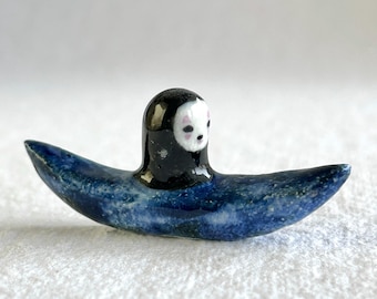 Figura minimalista abstraída de Wabisabi Fox / Kitsune hecha con técnica de cerámica Raku - Decoración del hogar y obras de arte únicas