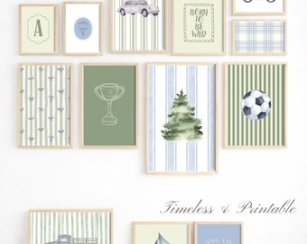 Juego de 25 impresiones deportivas vintage para pared, diseño de habitación infantil en tonos apagados, con galería de niños en azul. Impresiones deportivas vintage para habitación infantil en azul.