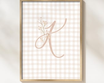 Lámina personalizada con inicial para niña – Monograma floral rosa para habitación infantil – Decoración de pared vintage estilo cottagecore para bebé niña – Descarga de inicial personalizada