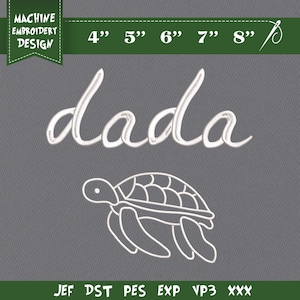 Könnte beinhalten: Weißes Stickdesign mit dem Wort "dada" in Schreibschrift über einer Schildkrötenkontur auf grauem Hintergrund. Das Bild enthält "MACHINE EMBROIDERY DESIGN" und Größenangaben von 10 cm bis 20 cm. Stickdateiformate sind unten aufgeführt.
