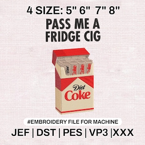 Peut inclure: Un motif de broderie représentant un paquet de cigarettes avec les mots "Diet Coke" sur le devant. Le paquet est rouge et beige, avec le texte "PASS ME A FRIDGE CIG" au-dessus. Le motif est disponible en 4 tailles : 12,7 cm, 15,2 cm, 17,8 cm et 20,3 cm.