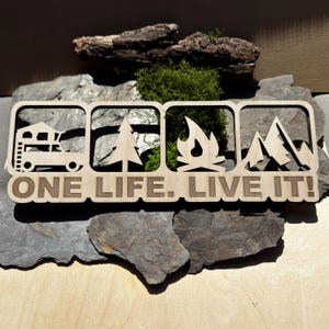 Camping Deko Schild "One life. Life it!" motivierende Camper Dekoration aus Holz für alle die Freude am Camping haben. Geschenk Camper Holz