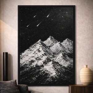 Puede incluir: Pintura en blanco y negro de un paisaje montañoso con un cielo estrellado y tres estrellas fugaces. La obra presenta pinceladas texturizadas, creando un contraste dramático entre el cielo oscuro y las cumbres nevadas. Enmarcada en negro.