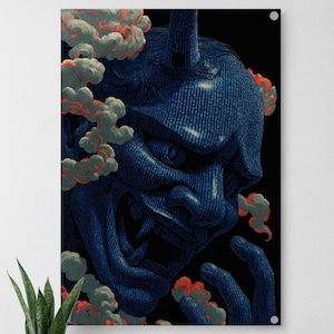 Könnte beinhalten: Eine dunkelblaue Oni-Maske mit strukturierter Oberfläche, detailliert mit einem Binärcode-Muster. Die Maske hat einen bedrohlichen Ausdruck, mit roten und grauen wolkenartigen Elementen, die sie vor einem schwarzen Hintergrund umgeben. Das Kunstwerk ist an einer Wand befestigt.