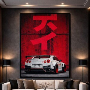 Puede incluir: Obra de arte enmarcada que muestra un coche deportivo blanco con detalles rojos sobre un fondo rojo texturizado con caracteres japoneses. El coche tiene un alerón y tubos de escape dobles. La obra está sobre un sofá blanco.