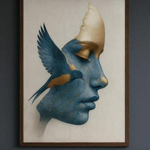 Könnte beinhalten: Gerahmter Kunstdruck mit dem Profil eines Gesichts mit blauer Haut und goldenen Akzenten. Ein blauer und goldener Vogel ist im Flug in der Nähe des Gesichts dargestellt. Das Kunstwerk ist vor einem neutralen Hintergrund in einem dunkelbraunen Holzrahmen.