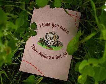 Può includere: Biglietto d'auguri rosa chiaro con la scritta "I love you more than rolling a nat 20". Presenta un'illustrazione di un dado D20 con una scena di montagna e foresta e un motivo a linea tratteggiata.
