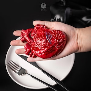 Handcrafted Realistic Heart-Shaped Squishy, Bloody Horror Decor, Creepy Halloween Ornament, Quirky Gift Idea, Haunted House Prop, Eerie Prop