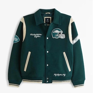 Kurtka Philadelphia Eagles Varsity – zachowaj ciepło i styl w dniu meczu!