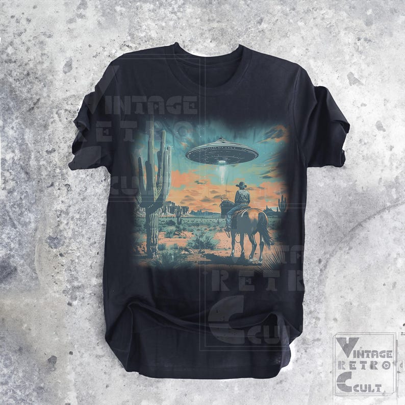 Pu&ograve; includere: T-shirt nero con una grafica vintage di un cowboy a cavallo davanti a un paesaggio desertico con un UFO nel cielo. Il testo "Vintage Retro Cult" &egrave; stampato sulla maglietta.