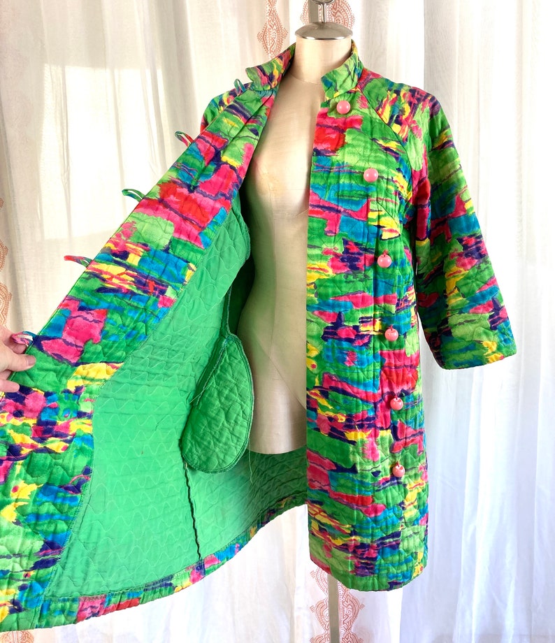 Vintage 60s Mod Colorful Quilted Coat, DOPAMINE DRESSiNG, Green and Pink Abstract Art to Wear, Asian, Bell Sleeves /FREE SHiPPING / image 3