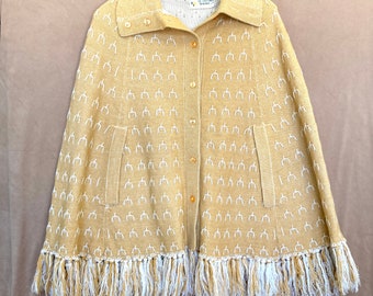 CHIC NEUTRAL 1970s Knit Cape, Tan and Cream with Fringe, One Size // FREE SHiPPING // Mod, Hippie, 60's Cape, Sweater Cape