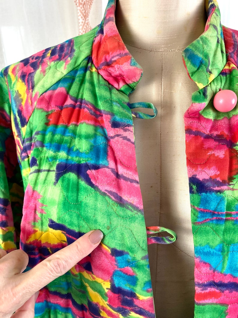Vintage 60s Mod Colorful Quilted Coat, DOPAMINE DRESSiNG, Green and Pink Abstract Art to Wear, Asian, Bell Sleeves /FREE SHiPPING / image 9