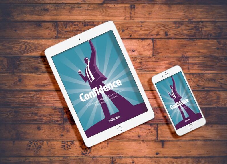 以下が含まれることがあります： 白いタブレットとスマートフォンには、Philip Way著の「Confidence」というタイトルの本の表紙が表示されています。表紙には、ターコイズと紫色の背景を背景に、スーツを着た男性が上に向かって手を伸ばしている様子が描かれています。デバイスは木製の表面に置かれています。