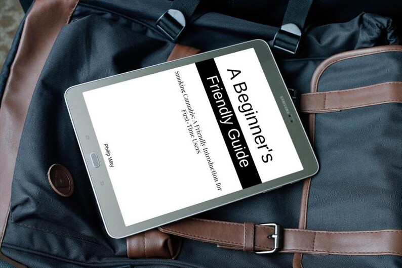 Op de afbeelding: Een tablet met "A Beginner's Friendly Guide" op een zwart-witte achtergrond, met tekst over cannabis voor beginners. De tablet ligt op een donkere rugzak met bruine lederen details.
