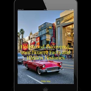 Puede incluir: Una tableta muestra la portada de un libro titulado "Hollywood Uncovered: 1001 Bizarre Facts and Hidden Histories". La imagen muestra un coche descapotable rojo en una calle de Hollywood.