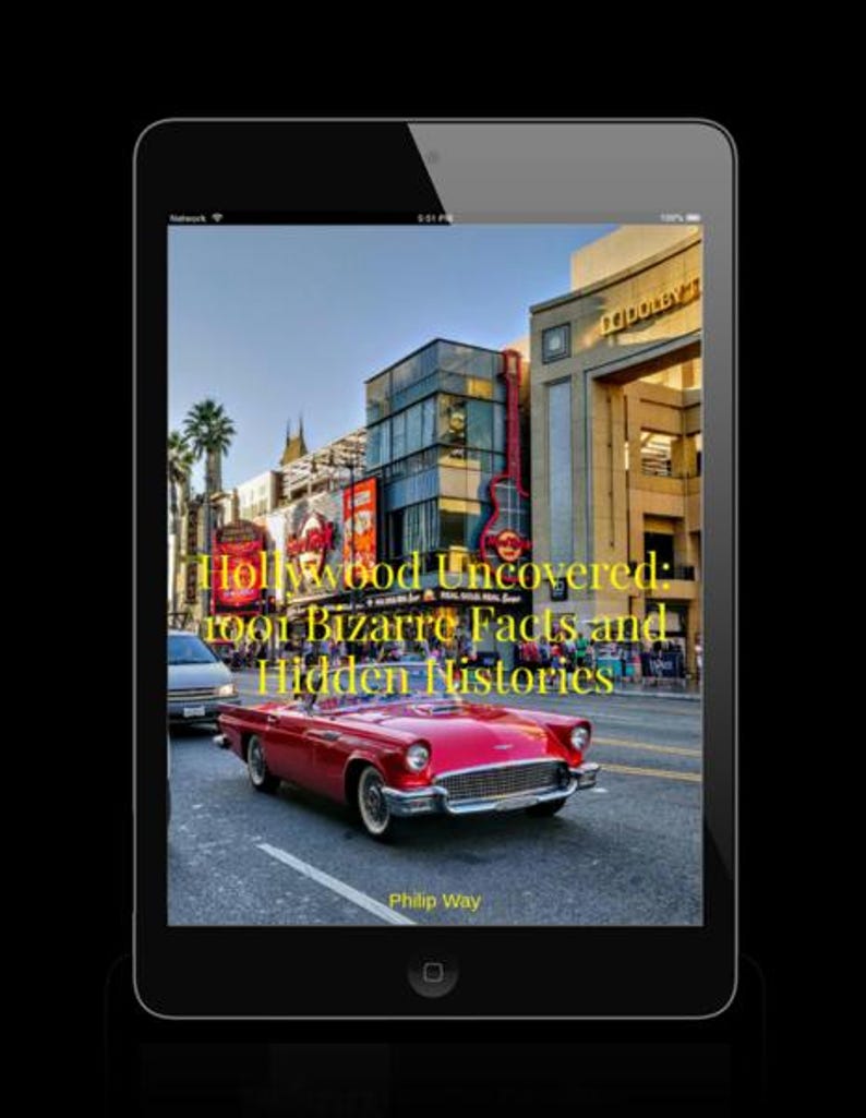 Puede incluir: Una tableta muestra la portada de un libro titulado "Hollywood Uncovered: 1001 Bizarre Facts and Hidden Histories". La imagen muestra un coche descapotable rojo en una calle de Hollywood.