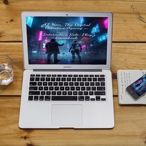 以下が含まれることがあります： 「AI Noir: The Digital Detective Agency - Interactive Role-Play Gamebook」のテキストが表示されたネオン都市のラップトップ。スマートフォン、ノート、水が入ったグラスが木製の表面に置かれています。