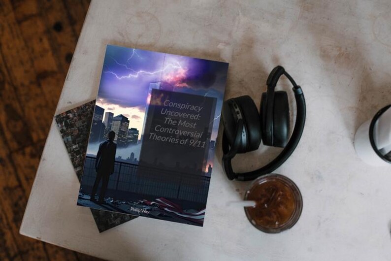 Peut inclure: Un livre intitul&eacute; "Conspiracy Uncovered: The Most Controversial Theories of 9/11" avec une ville et des &eacute;clairs sur la couverture. Un casque noir et un verre de caf&eacute; glac&eacute; avec une paille sont &eacute;galement pr&eacute;sents.