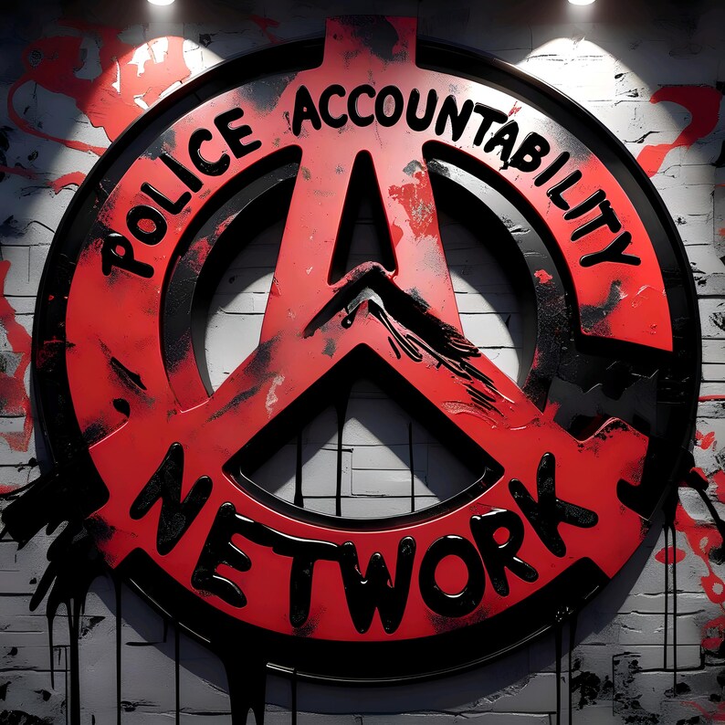 Pu&ograve; includere: Un design grafico rosso e nero con le parole "POLICE ACCOUNTABILITY NETWORK" in un design circolare. Il design &egrave; ambientato su un muro di mattoni con schizzi di vernice rossa.