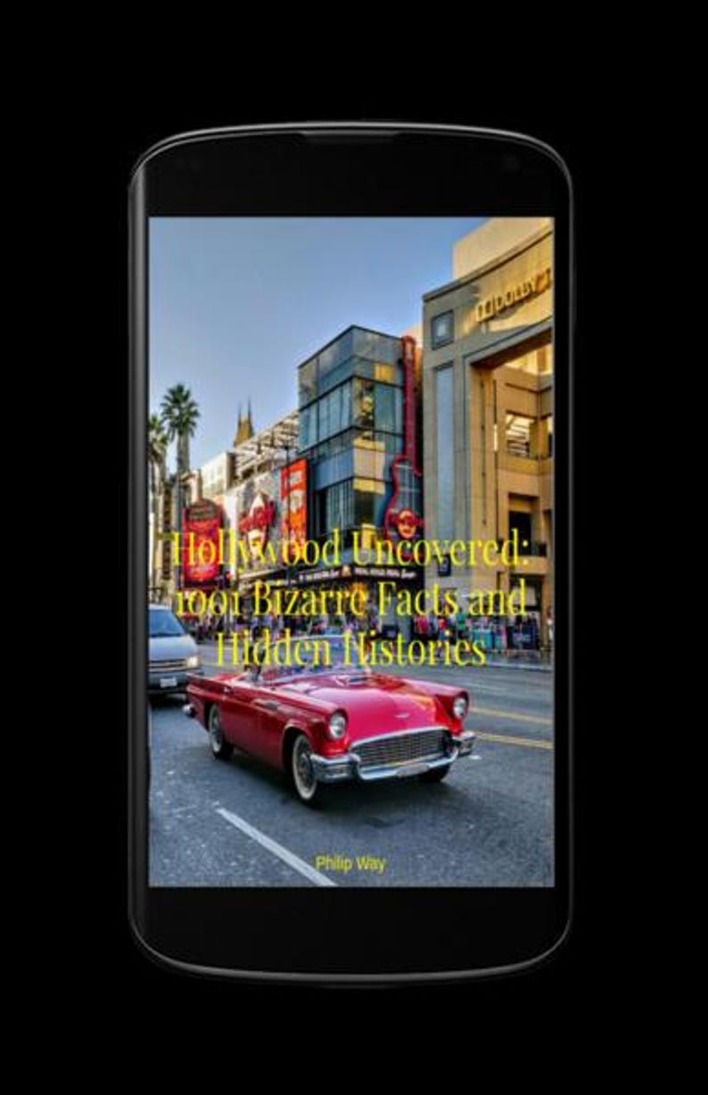 Puede incluir: Un smartphone muestra la portada del libro "Hollywood Uncovered: 1001 Bizarre Facts and Hidden Histories". La imagen presenta un coche rojo cl&aacute;sico frente a una calle de Hollywood.