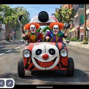 Op de afbeelding: Een rood-zwarte clownauto met een lachend gezicht aan de voorkant, bestuurd door verschillende clowns. De clowns dragen kleurrijke outfits en houden wapens vast. De auto rijdt over een straat.