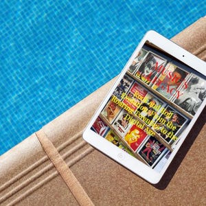 K&ouml;nnte beinhalten: Ein wei&szlig;es Tablet, das eine Sammlung von Vintage-Musikalbumcovern zeigt, liegt auf einer braunen Oberfl&auml;che neben einem blauen Swimmingpool. Der Tablet-Bildschirm zeigt Albumcover mit Text wie "Music Legacy" und "Roaring Twenties to the Digital Age".