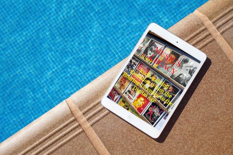 K&ouml;nnte beinhalten: Ein wei&szlig;es Tablet, das eine Sammlung von Vintage-Musikalbumcovern zeigt, liegt auf einer braunen Oberfl&auml;che neben einem blauen Swimmingpool. Der Tablet-Bildschirm zeigt Albumcover mit Text wie "Music Legacy" und "Roaring Twenties to the Digital Age".