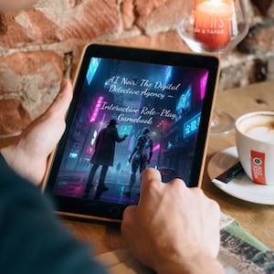 以下が含まれることがあります： 「AI Noir: The Digital Detective Agency - Interactive Role-Play Gamebook」の表紙が表示されたタブレット。未来的なシーンに2人の人物が描かれています。ろうそくの火とコーヒーカップも写っています。