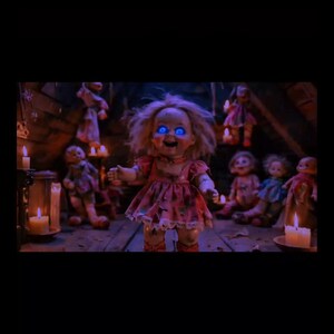 Puede incluir: Una mu&ntilde;eca espeluznante con ojos azules brillantes y un vestido rojo se encuentra en una habitaci&oacute;n con poca luz. Otras mu&ntilde;ecas y velas encendidas est&aacute;n en el fondo, creando una atm&oacute;sfera espeluznante. La expresi&oacute;n de la mu&ntilde;eca es inquietante.