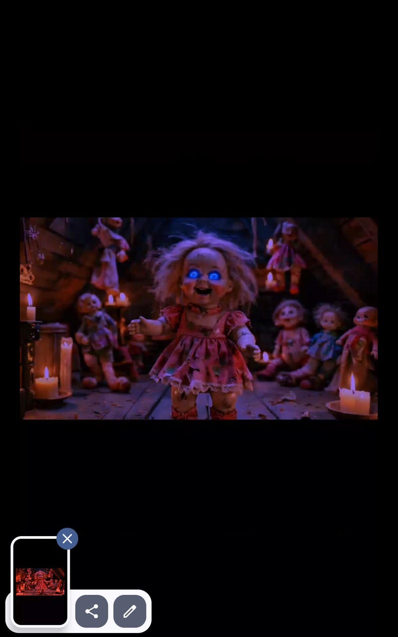 Puede incluir: Una mu&ntilde;eca espeluznante con ojos azules brillantes y un vestido rojo se encuentra en una habitaci&oacute;n con poca luz. Otras mu&ntilde;ecas y velas encendidas est&aacute;n en el fondo, creando una atm&oacute;sfera espeluznante. La expresi&oacute;n de la mu&ntilde;eca es inquietante.