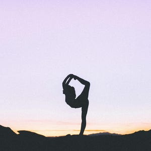 Pu&ograve; includere: Silhouette di una persona in posa yoga contro un cielo crepuscolare. La figura &egrave; in una posa dell'arco in piedi, con una gamba estesa e l'altra piegata, che raggiunge il piede. Lo sfondo presenta una sfumatura di colori.