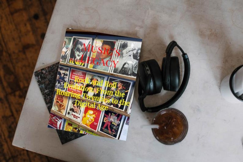 K&ouml;nnte beinhalten: Ein Buch mit dem Titel "Music's Legacy" mit Bildern von Rock'n'Roll-K&uuml;nstlern, neben schwarzen Kopfh&ouml;rern und einem Glas Eiskaffee mit Strohhalm. Der Untertitel des Buches lautet "Rock and Roll Evolution From the Roaring Twenties to the Digital Age."