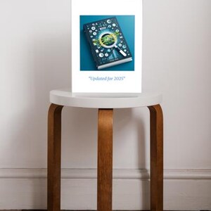 Puede incluir: Un taburete blanco y marr&oacute;n sostiene una imagen enmarcada de un libro con un gr&aacute;fico de lupa. La portada del libro es azul oscuro con iconos blancos y amarillos. El texto "Updated for 2025" est&aacute; debajo.