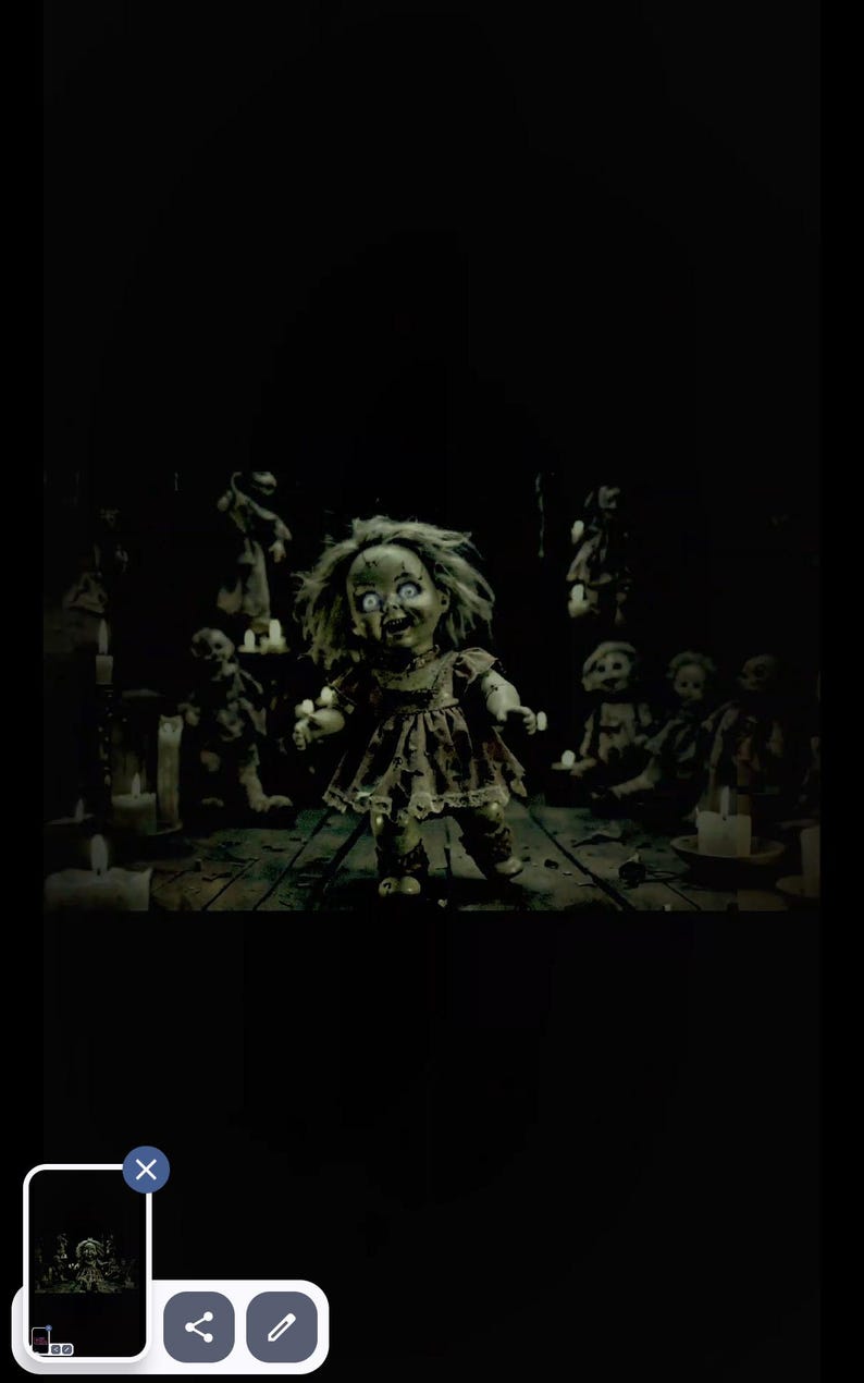 Puede incluir: Una mu&ntilde;eca espeluznante con ojos blancos y una sonrisa siniestra se encuentra en una habitaci&oacute;n con poca luz. La mu&ntilde;eca lleva un vestido hecho jirones y est&aacute; rodeada de velas y otras mu&ntilde;ecas. La escena evoca un tema de terror.