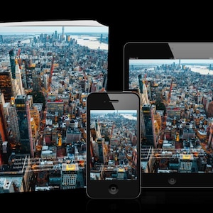 Op de afbeelding: Een boek, een smartphone en een tablet tonen dezelfde afbeelding van een stadsgezicht. De boekomslag en de schermen tonen een bovenaanzicht van een stad met hoge gebouwen. De tekst op het boek luidt: "Savouring the Big Apple: The Ultimate Guide to NYC's Best Eateries."