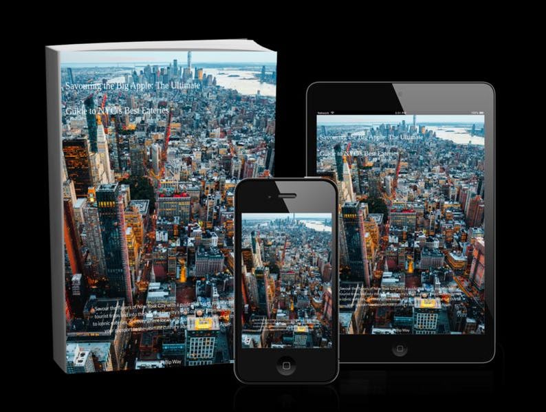 Op de afbeelding: Een boek, een smartphone en een tablet tonen dezelfde afbeelding van een stadsgezicht. De boekomslag en de schermen tonen een bovenaanzicht van een stad met hoge gebouwen. De tekst op het boek luidt: "Savouring the Big Apple: The Ultimate Guide to NYC's Best Eateries."