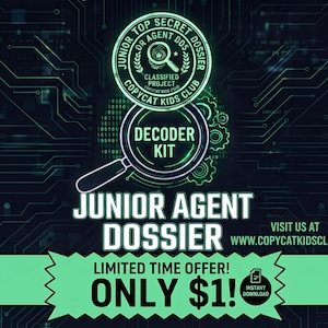 Puede incluir: Un gráfico digital para un Junior Agent Dossier y Decoder Kit. El diseño presenta un icono de lupa, patrones de circuitos impresos y texto que incluye Junior Top Secret Dossier, Copycat Kids Club y una oferta por tiempo limitado de un dólar.
