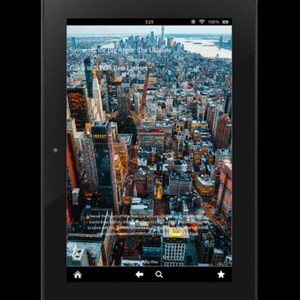 Op de afbeelding: Een zwarte tablet met een kleurrijk luchtfoto van een stadsgezicht, met de tekst "Savouring the Big Apple: The Ultimate Guide to NYC's Best Eateries." Het scherm toont een levendig stadsbeeld met hoge gebouwen.