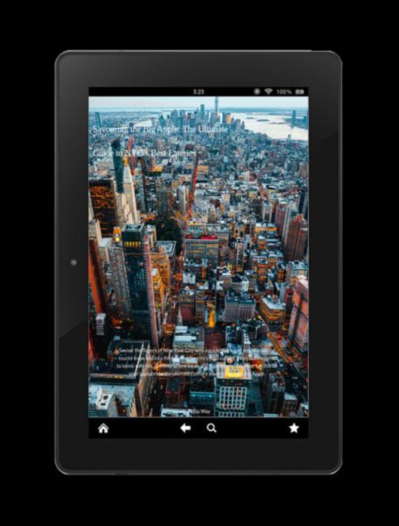 Op de afbeelding: Een zwarte tablet met een kleurrijk luchtfoto van een stadsgezicht, met de tekst "Savouring the Big Apple: The Ultimate Guide to NYC's Best Eateries." Het scherm toont een levendig stadsbeeld met hoge gebouwen.