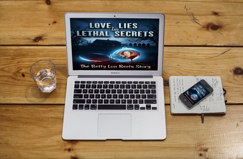 K&ouml;nnte beinhalten: Ein Laptop mit dem Buchcover "Love, Lies and Lethal Secrets" steht auf einer Holzoberfl&auml;che. Ein Glas Wasser, ein Smartphone und ein Notizbuch sind ebenfalls vorhanden. Das Smartphone zeigt dasselbe Buchcover.