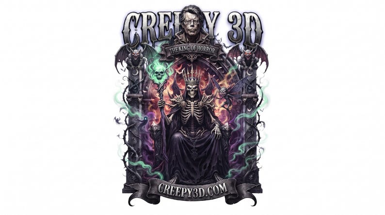Pu&ograve; includere: Un design grafico che raffigura un re scheletro con corona e vesti nere, seduto su un trono. Sopra c'&egrave; il ritratto di un uomo con il testo CREEPY 3D THE KING OF HORROR. La scena include gargoyle, fiamme verdi e uno stendardo con la scritta CREEPY3D.COM.