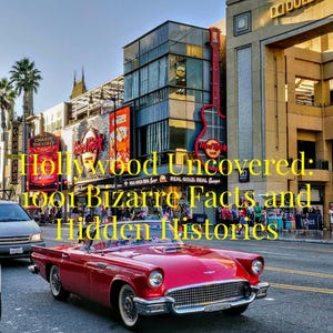 Puede incluir: Un coche descapotable rojo cl&aacute;sico circula por una calle de Hollywood, con el Hard Rock Cafe y el TCL Chinese Theatres al fondo. La portada del libro "Hollywood Uncovered: 1001 Bizarre Facts and Hidden Histories" es visible.