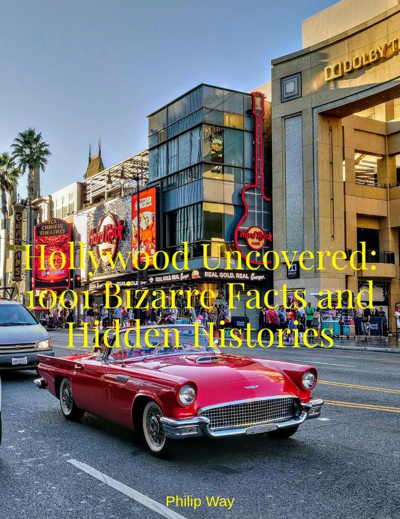 Puede incluir: Un coche descapotable rojo cl&aacute;sico circula por una calle de Hollywood, con el Hard Rock Cafe y el TCL Chinese Theatres al fondo. La portada del libro "Hollywood Uncovered: 1001 Bizarre Facts and Hidden Histories" es visible.