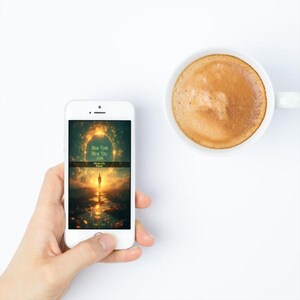 Może przedstawiać: Biały smartfon wyświetla tekst "New Year New You 2020" nad obrazem osoby w świecącym krajobrazie. Po prawej stronie znajduje się biały kubek do kawy z brązowym napojem. Scena rozgrywa się na białym tle.