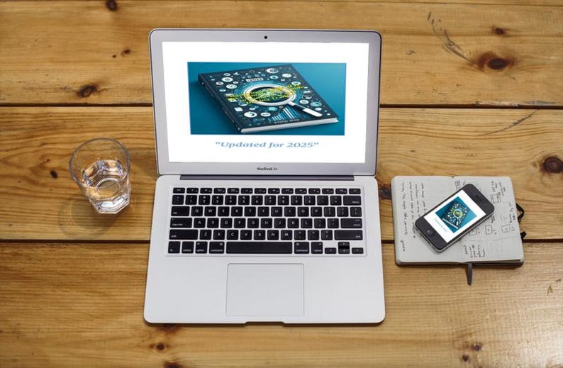 Puede incluir: Un port&aacute;til que muestra un gr&aacute;fico digital con una lupa, un tel&eacute;fono inteligente, un cuaderno y un vaso de agua sobre una superficie de madera. La pantalla del port&aacute;til dice "Actualizado para 2025".