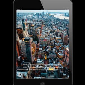 Op de afbeelding: Een zwarte tablet toont een gedetailleerd luchtfoto van New York City, met de tekst "Savouring the Big Apple: The Ultimate Guide to NYC's Best Eateries." De afbeelding toont een stadsgezicht met veel gebouwen.