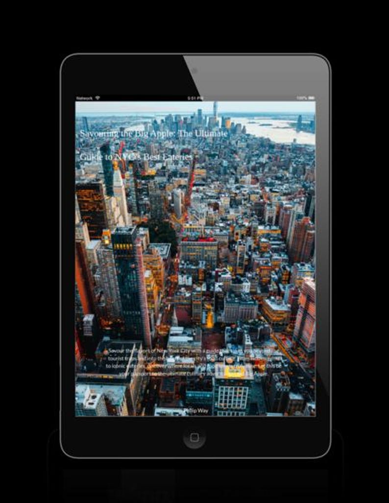 Op de afbeelding: Een zwarte tablet toont een gedetailleerd luchtfoto van New York City, met de tekst "Savouring the Big Apple: The Ultimate Guide to NYC's Best Eateries." De afbeelding toont een stadsgezicht met veel gebouwen.